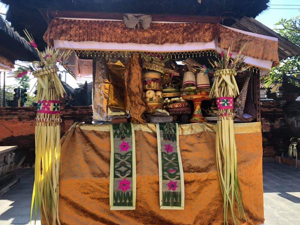 Lamak dipasang di pelinggih saat hari Raya Galungan dan Kuningan