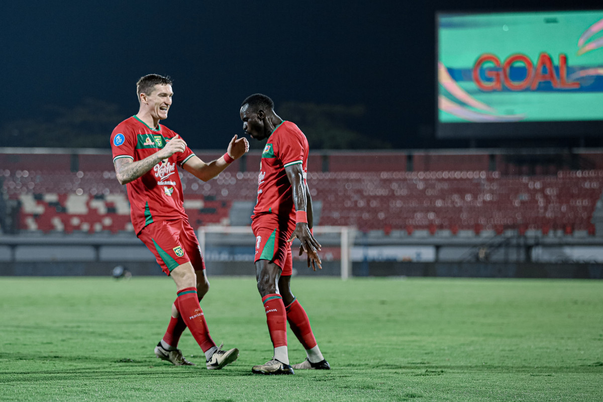SELEBRASI: Selebrasi Flavio Silva (kanan) usai mencetak gol ke gawang PSBS Biak di pekan ke-6 Liga 1 2024/2025 di Stadion Kapten I Wayan Dipta, Gianyar, Minggu 22 September 2024.