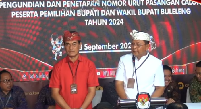Pasangan calon Bupati dan wakil Bupati Buleleng, Sutjidra-Supriatna saat berpidato usai mengambil nomor urut di KPU Buleleng.