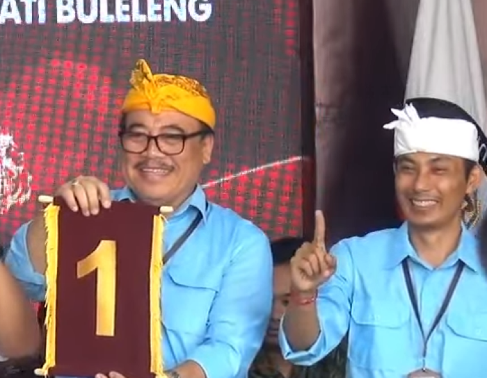 Sugawa-Suardana saat mendapat nomor urut 1 pada pengundian nomor urut di KPU Buleleng