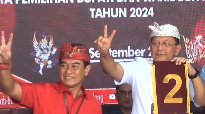 Sutjidra-Supriatna saat mengambil nomor undi di KPU Buleleng