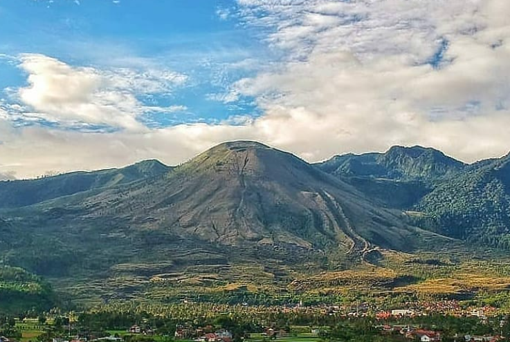 Pemandangan gunung seperti pegunungan Alpen di kawasan Dieng