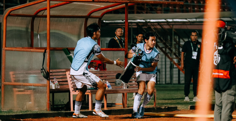 TERGELETAK: Dua Pemain Bali United,  Muhammad Luthfi Kamal (kanan) bersama Komang Tri ke tengah lapangan ketika Yance Sayuri tergeletak.