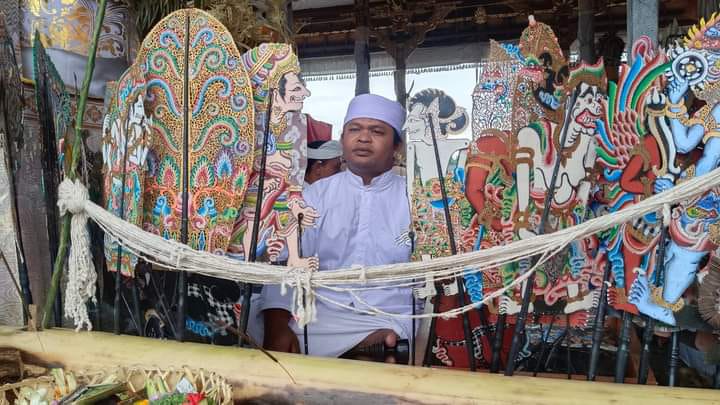 PEMANGKU : Jero Mangku Dalang Pasek Denpasar, I Wayan Gunawan.