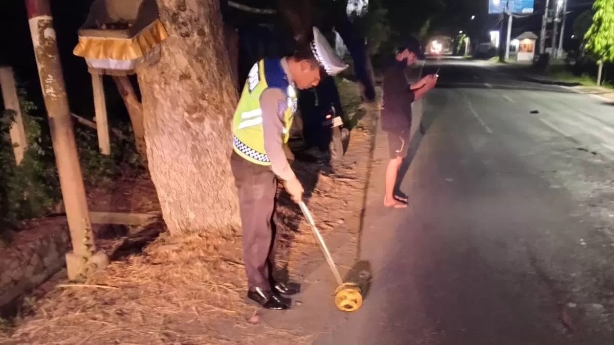 OLAH TKP: Polisi melakukan olah TKP kejadian tabrak lari di Jalan Raya Singaraja-Lovina, tepatnya di wilayah Desa Tukadmungga, Buleleng. (Polres Buleleng)