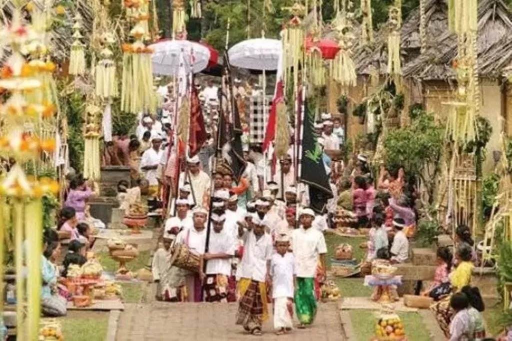 GALUNGAN: Perayaan Galungan ada kaitannya dengan sejarah perang antaraWangsa Warma di Besakih dan Wangsa Sanjaya di Batur yang dituturkan dalam mitologi Mayadenawa.