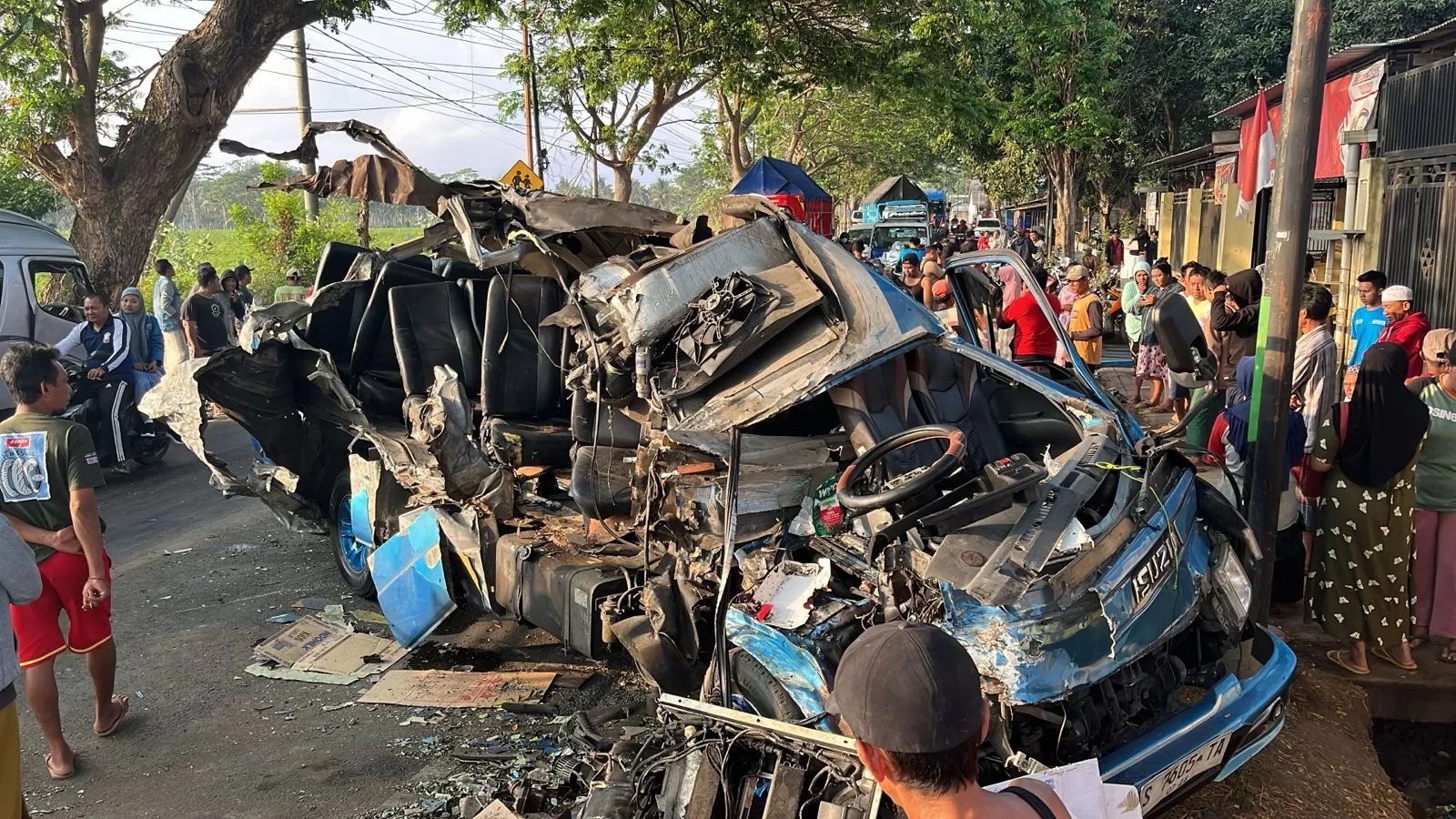 RINGSEK: Kondisi kendaraan travel yang terlibat kecelakaan maut di Jalan Raya Bangsring tepatnya di Dusun Krajan 1, Desa Bangsring, Kecamatan Wongsorejo, Senin (23/9) (Ramada Kusuma/RaBa)