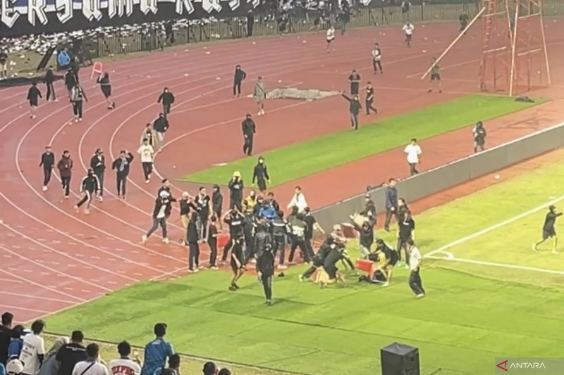 Situasi pertandingan Persib Bandung melawan Persija Jakarta berakhir dengan kericuhan oknum suporter dengan memasuki area lapangan di Stadion Si Jalak Harupat, Kabupaten Bandung, Jawa Barat