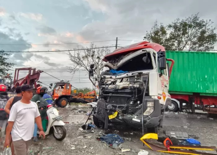 REMUK: Kecelakaan lalu lintas melibatkan bus dan dua truk terjadi di jalur Pantura Pati-Rembang, tepatnya di Kecamatan Batangan, Kabupaten Pati pada Senin (23/9) dini hari. (ISTIMEWA)