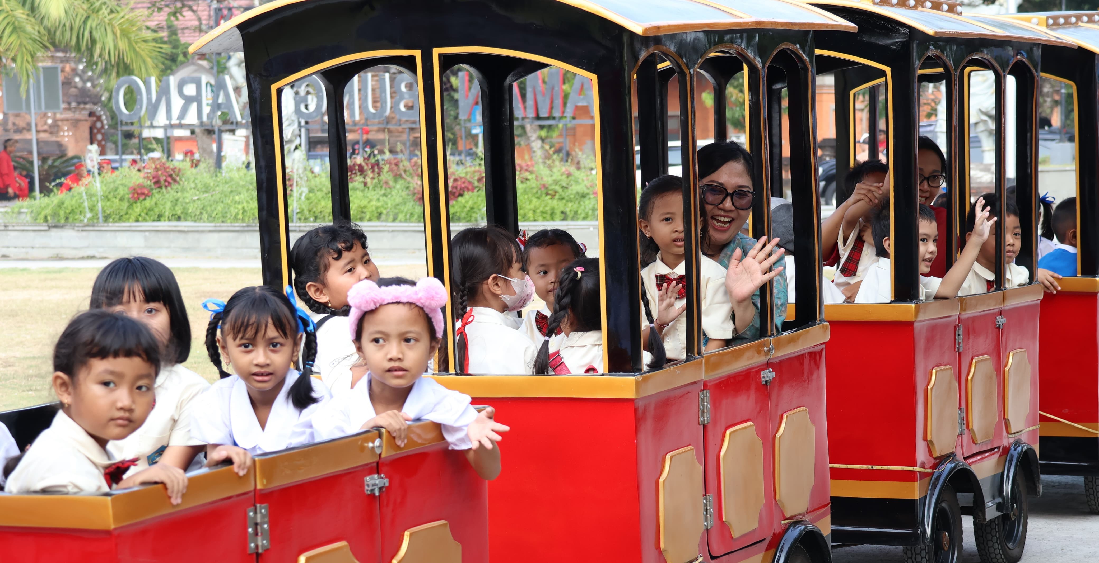 Taman Bung Karno Tabanan dilengkapi dengan ruang bermain terbuka untuk anak sebagai komitmen Kabupaten Tabanan sebagai kabupaten layak anak.