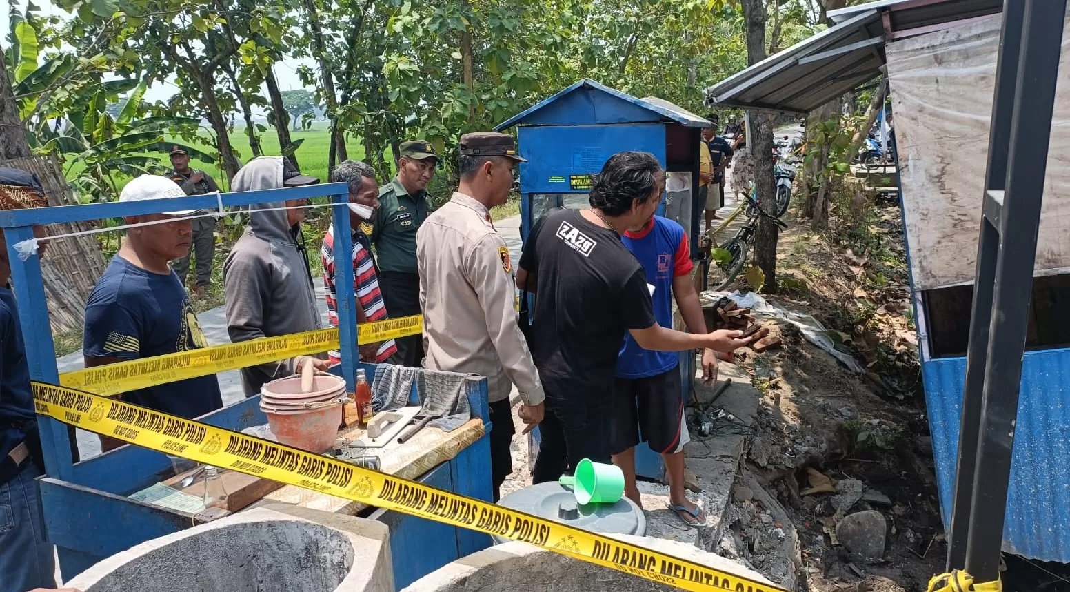 Polisi menggelar olah TKP warga kesetrum di Desa Patihan, Kecamatan Sidoharjo, Sragen, Selasa (24/9/2024). (Ahmad Khairudin/Radar Solo)
