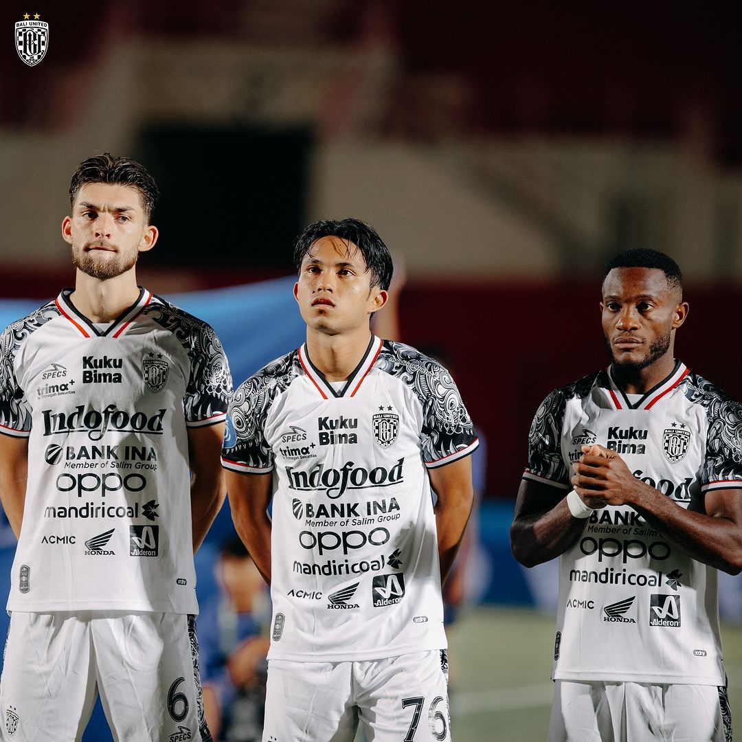 Pemain muda Bali United Kadek Lanang (tengah) mendapat pujian dari Stefano Cugurra (Instagram @baliunitedfc)