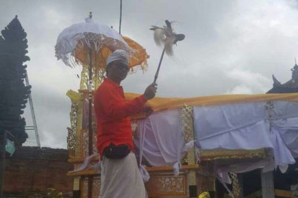 Penggunangan manuk dewata dalam upacara ngaben umat Hindu Bali.