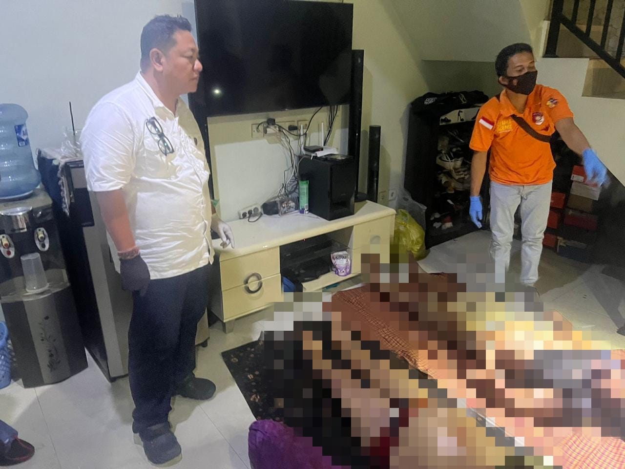 Dirreskrimum Polda Bali bersama Inafis Polda Bali saat mengecek TKP dan Jenazah Gung Balang dan istri. (Humas Polda Bali)