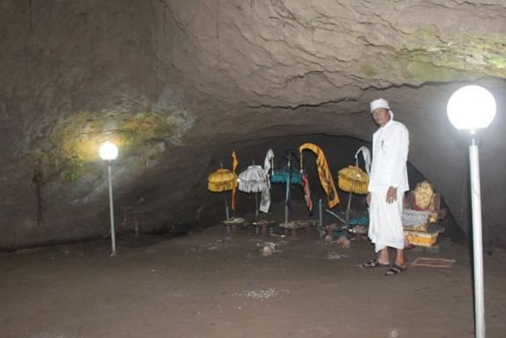 Pura Gedong yang terletak di Banjar Pangkung, Desa Pejaten, Kecamatan Kediri, Kabupaten Tabanan, adalah salah satu keunikan tempat suci Hindu Bali yang menyimpan misteri