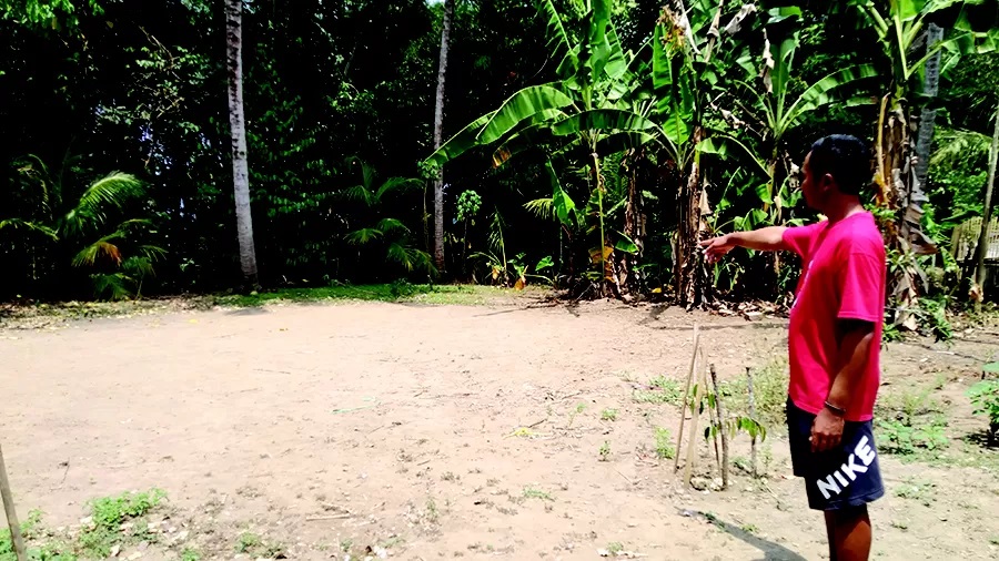 TKP: Agus Susanto menunjukkan tempat latihan pencak silat yang merenggut nyawa AR di Dusun Krajan 2, Desa/Kecamatan Tegalsari, Banyuwangi, Senin (23/9). (Gareta Wardani/Radar Genteng)