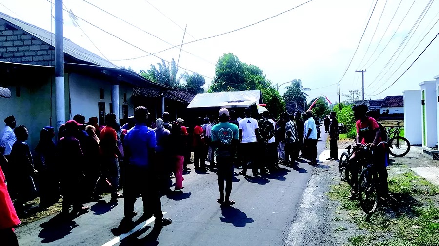 DIIRINGI TANGISAN: Jenazah AR yang sempat dibawa ke RSUD Blambangan, Banyuwangi tiba di rumahnya Desa Sraten, Kecamatan Cluring, Senin (23/9). (Gareta Wardani/Radar Genteng)