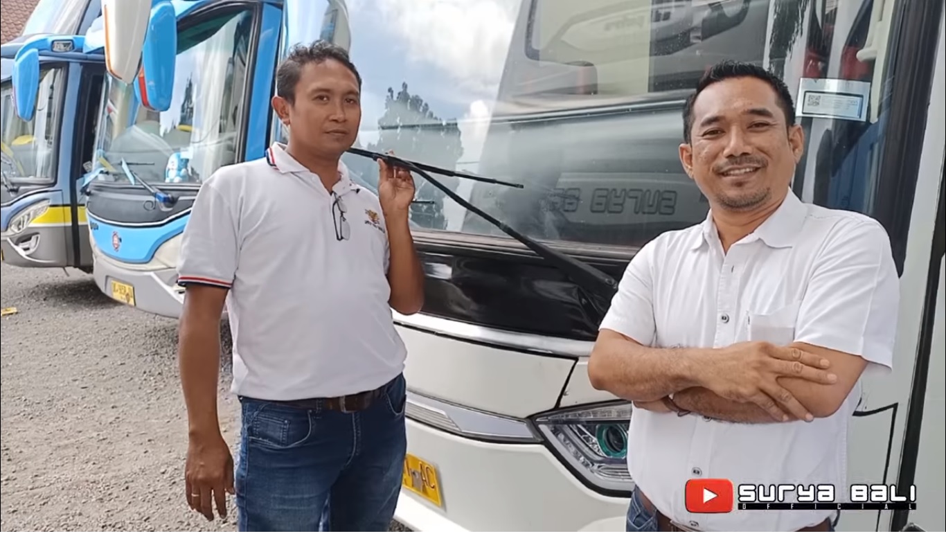 Ketut Nik Suryana (kiri) dan rekan bisnisnya, Fajar, pemilik PO Surya Bali.