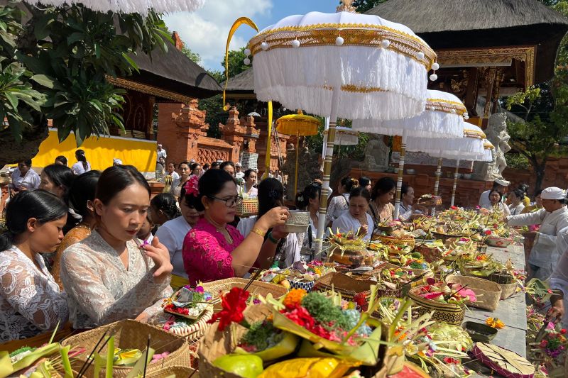 Pemedek atau umat yang merayakan Hari Raya Galungan (kemenangan atas adharma/keburukan) mengikuti persembahyangan di Pura Agung Jagatnatha Denpasar, Bali, Rabu (25/9/2024).