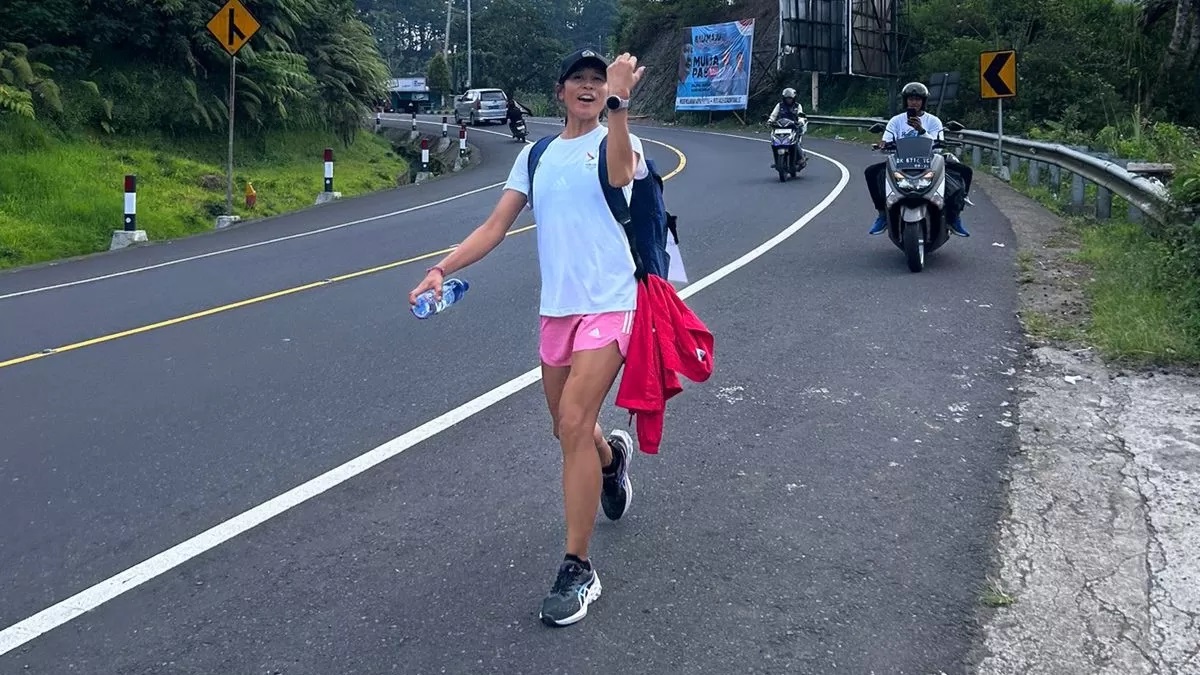 JALAN KAKI: Atlet atletik asal Buleleng, Ni Ketut Cita pulang ke Singaraja dengan berjalan kaki. (Ni Ketut Cita untuk Radar Buleleng)