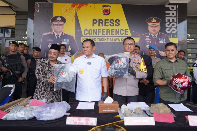 Kepala Kepolisian Resor Tasikmalaya Kota AKBP Joko Sulistiono (kedua kanan) menunjukkan barang bukti dan tersangka kasus pelajar tewas saat jumpa pers di Markas Polres Tasikmalaya Kota, Jawa Barat