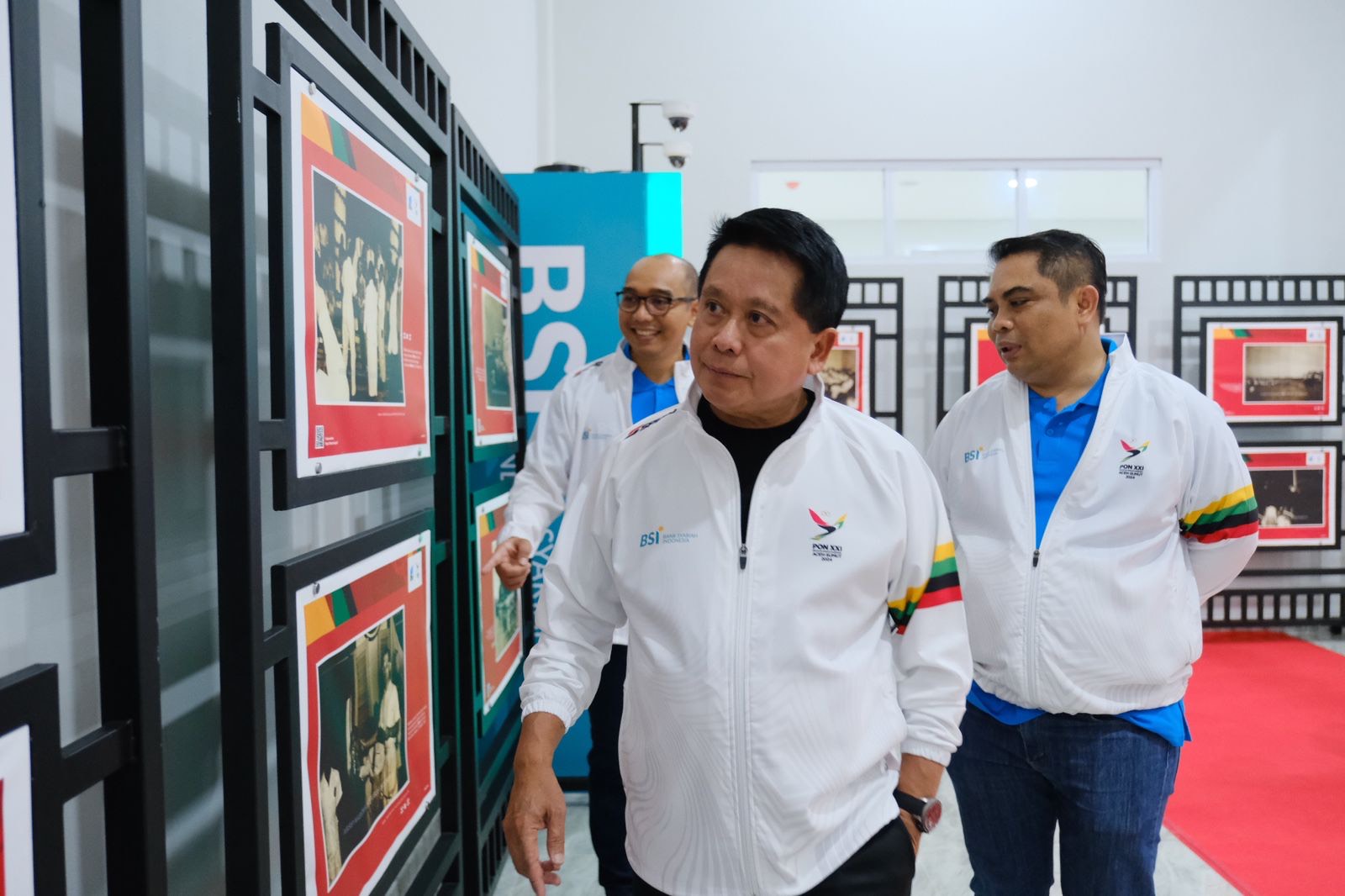 Direktur Utama BSI Hery Gunardi (tengah) didampingi Direktur Sales & Distribution BSI Anton Sukarna (kanan) saat dan Direktur Risk Management BSI Grandhis Helmi Harumansyah (kiri) di venue PON XXI