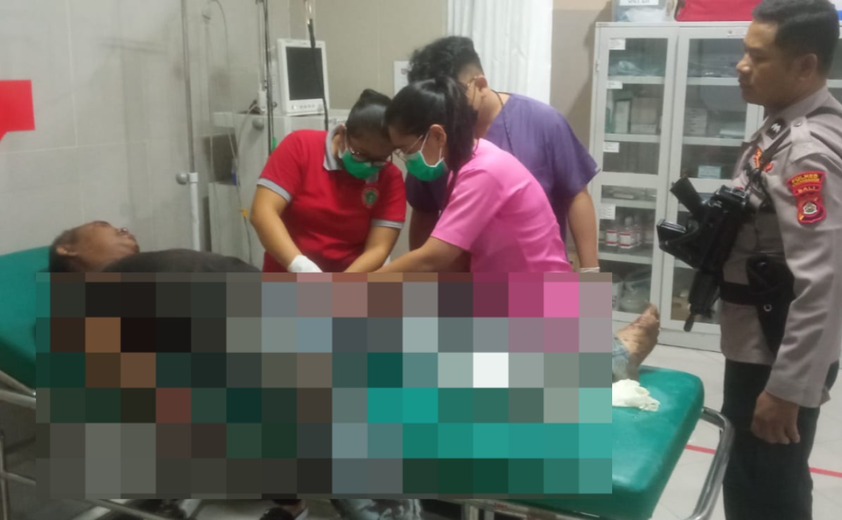 I Nyoman Tista menjalani perawatan setelah dia menusuk saudara tirinya, Ketut Badung, hingga tewas di Desa Ban, Karangasem.