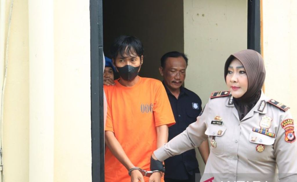 Pelaku penganiayaan dengan mencongkel mata yang dilakukan Kundono alias Omen dihadirkan di Mapolsek Gunungputri, Kabupaten Bogor, Jawa Barat, Rabu (25/9/2024). (ANTARA/HO-Humas Polres Bogor)