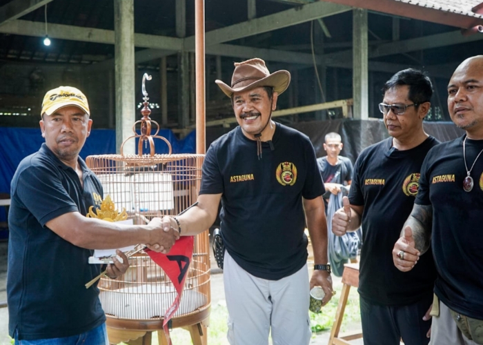 SUPPORT : Pasangan calon Bupati dan Wakil Bupati Klungkung I Made Kasta dan I Ketut Gunaksa saat menyerahkan hadiah dalam lomba burung GSK, Kamis (26/9/2024).