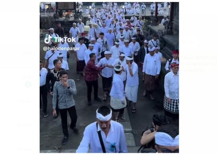 Tiga pria dalam rombongan persembahyangan menggunakan celana memasuki Pura Besakih Bali