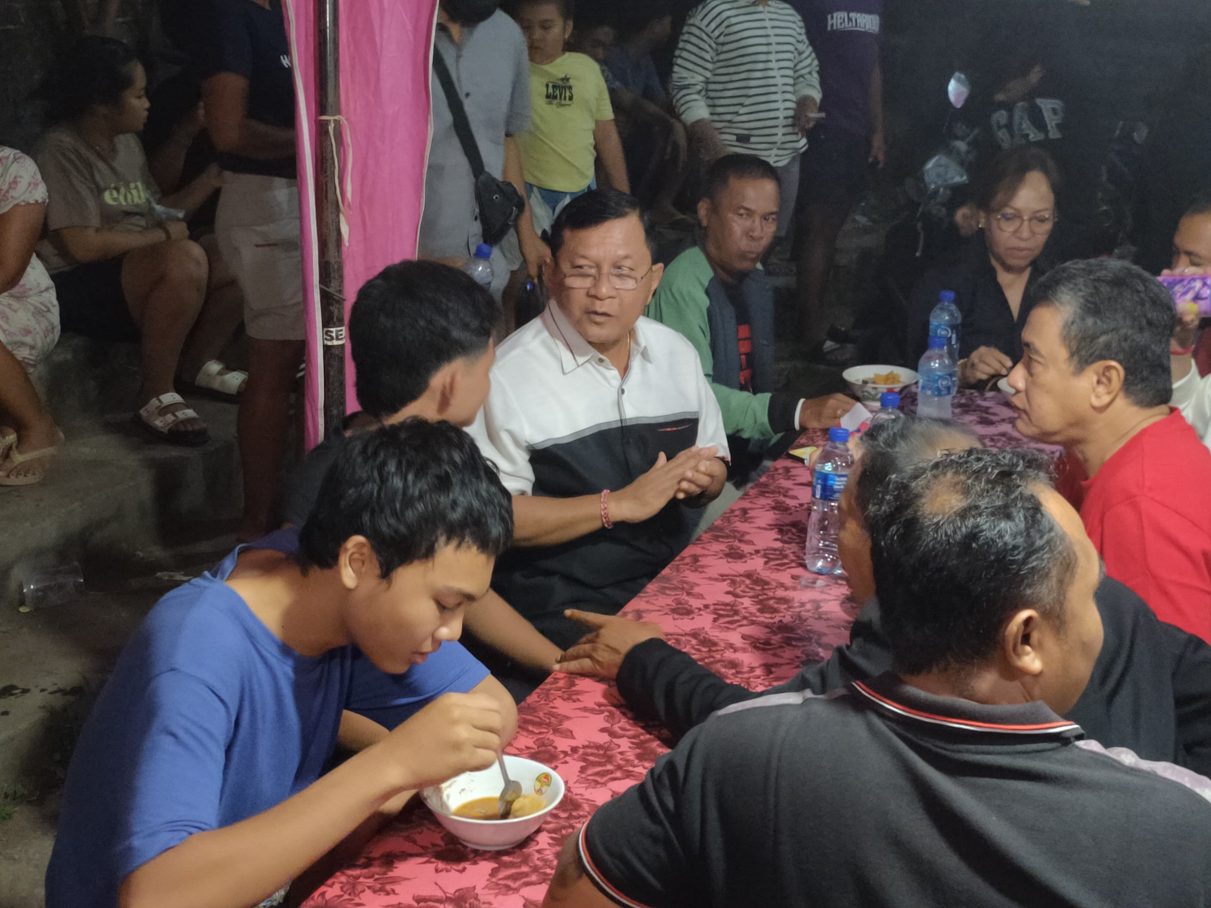 Pasangan calon Bupati dan wakil Bupati Buleleng, Nyoman Sutjidra dan Gede Supriatna sedang menikmati bakso bersama pengunjung di Desa Alasangker, Buleleng.