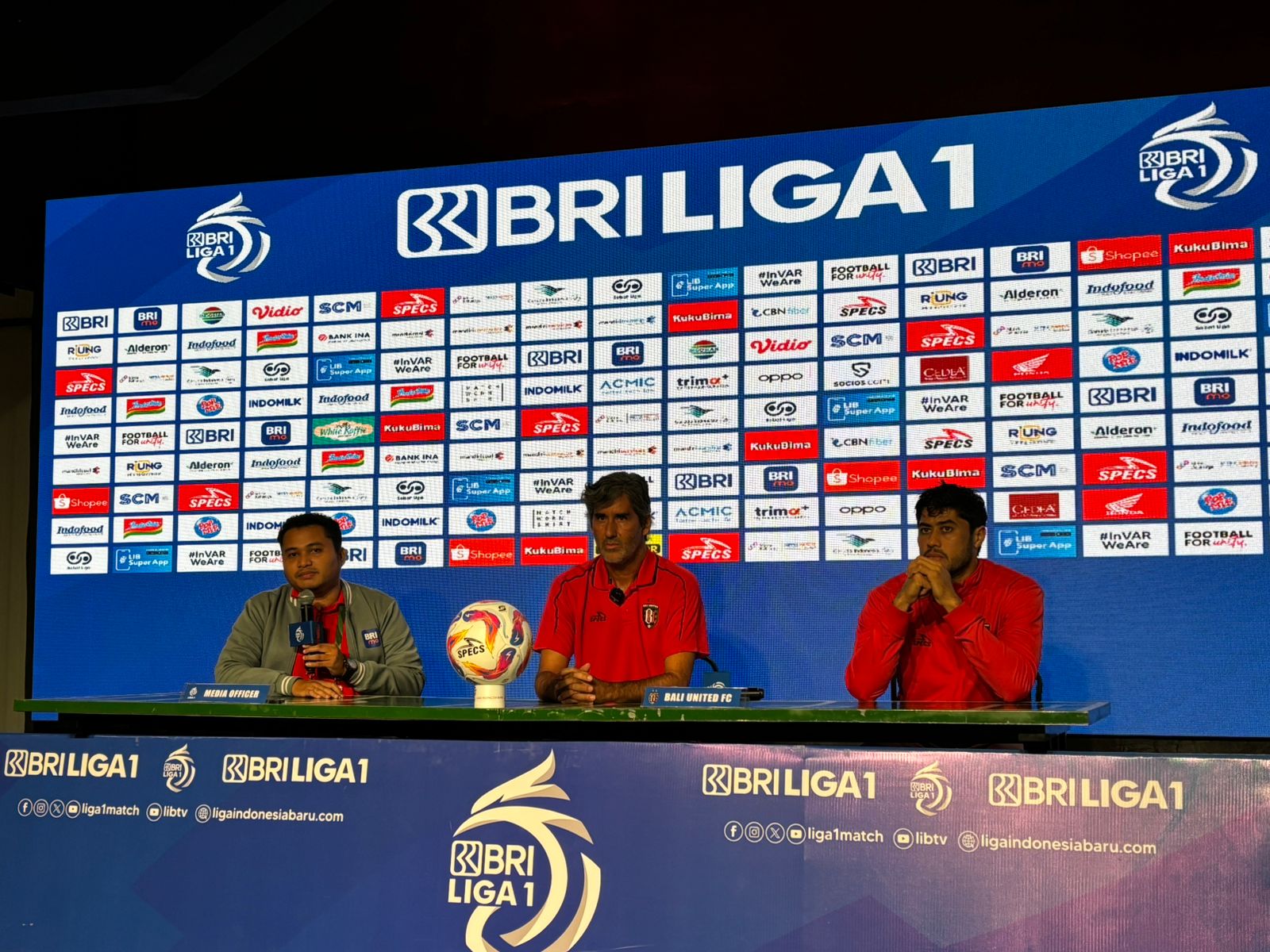 Pelatih Bali United, Stefano Cugurra (tengah) saat sesi pre match press conference di Bali United Cafe, Rabu 26 September 2024.&nbsp;