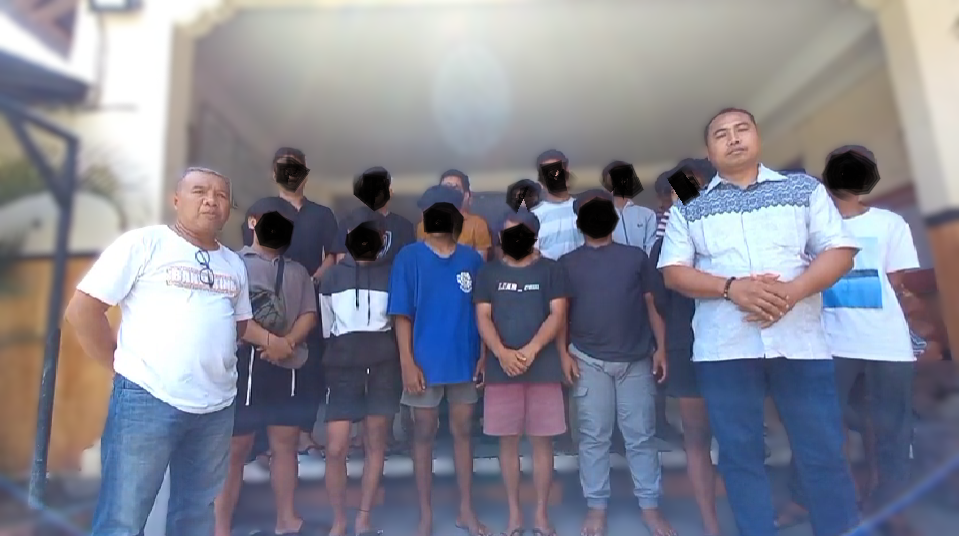 Lurah Banyuning, Nyoman Mulyawan (kiri) dan Kepala Desa Petandakan, Wayan Joni Arianto (kanan) saat menyampaikan permohonan maaf atas insiden yang melibatkan oknum warga da kedua wilayah.