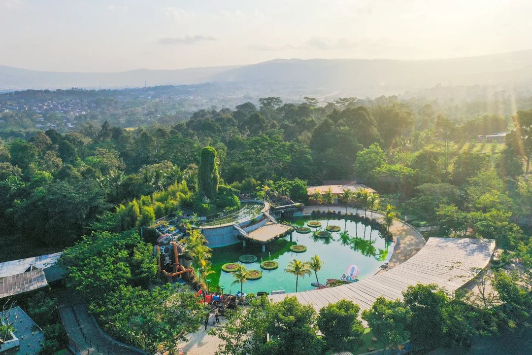 Dusun Semilir, destinasi wisata yang sedang viral ini, terletak di Bawen, Semarang, tepat di jalur utama yang menghubungkan Semarang dengan Yogyakarta.
