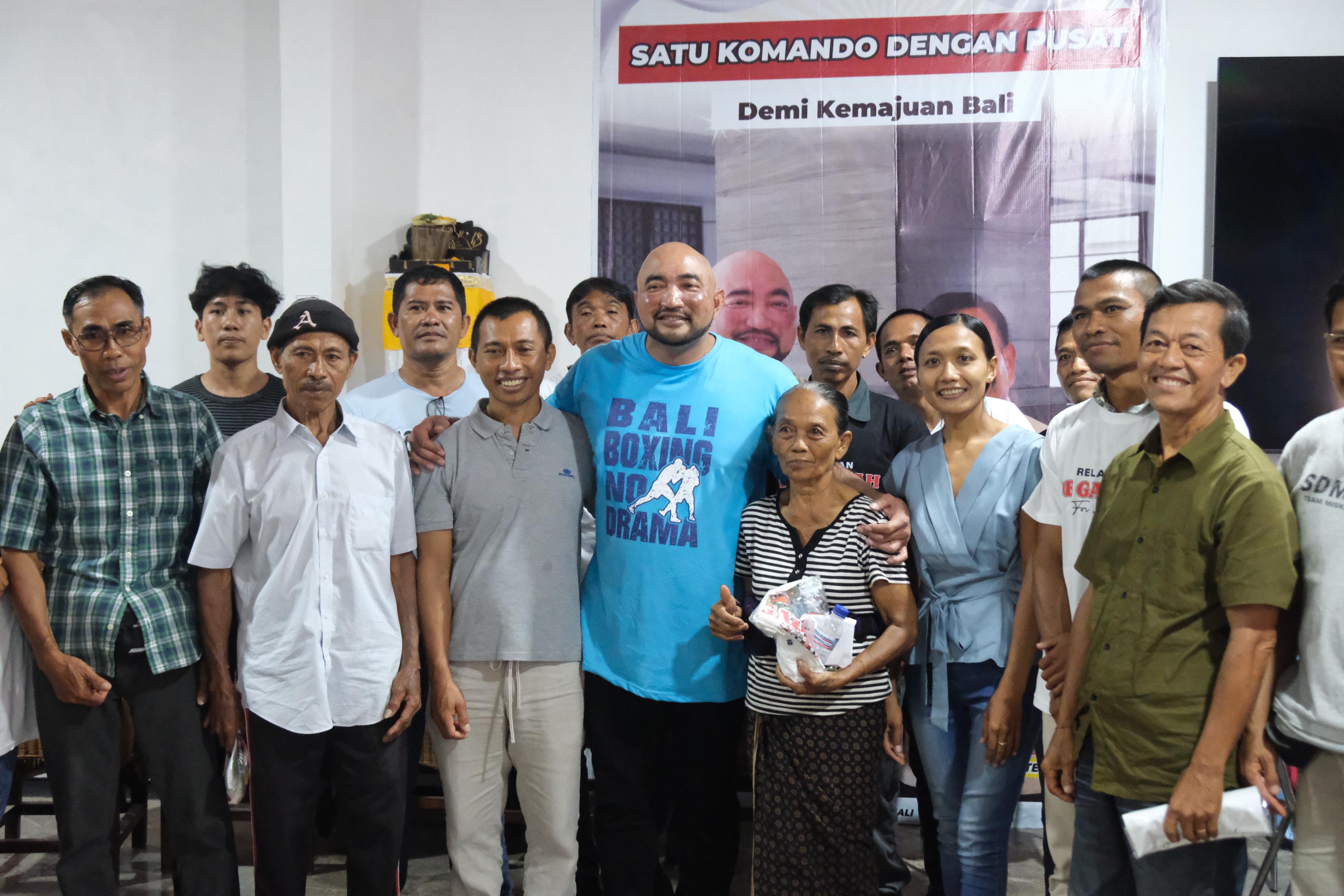 TERIMA KASIH: Made Muliawan Arya atau yang akrab disapa De Gadjah menyambut hangat kehadiran I Nyoman Sukena bersama puluhan keluarga di Rumah Pemenangan Mulia-PAS, Renon, Denpasar, Selasa (24/9).