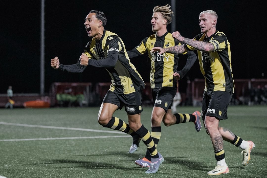 Miliano Jonathans (kiri) usai cetak gol. Dia pemain Vitesse yang merupakan keturunan Depok.