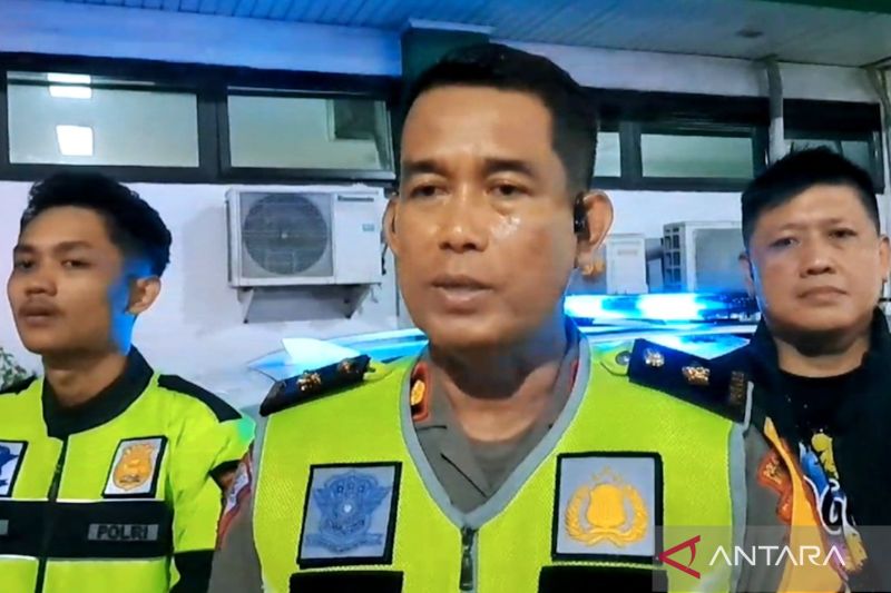 Kepala Satuan Lalu Lintas Polrestabes Makassar Komisaris Polisi Mamat Rahmat (tengah) jelaskan kecelakaan maut mengakibatkan dua korban jiwa