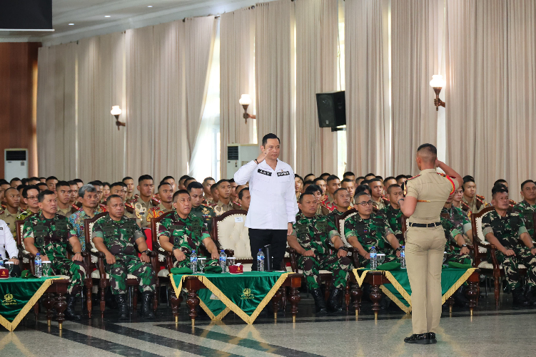 AHY memotivasi Taruna/i Akademi Militer (Akmil) di Kota Magelang agar dapat menyiapkan kompetensi diri untuk turut mewujudkan Indonesia Emas 2045