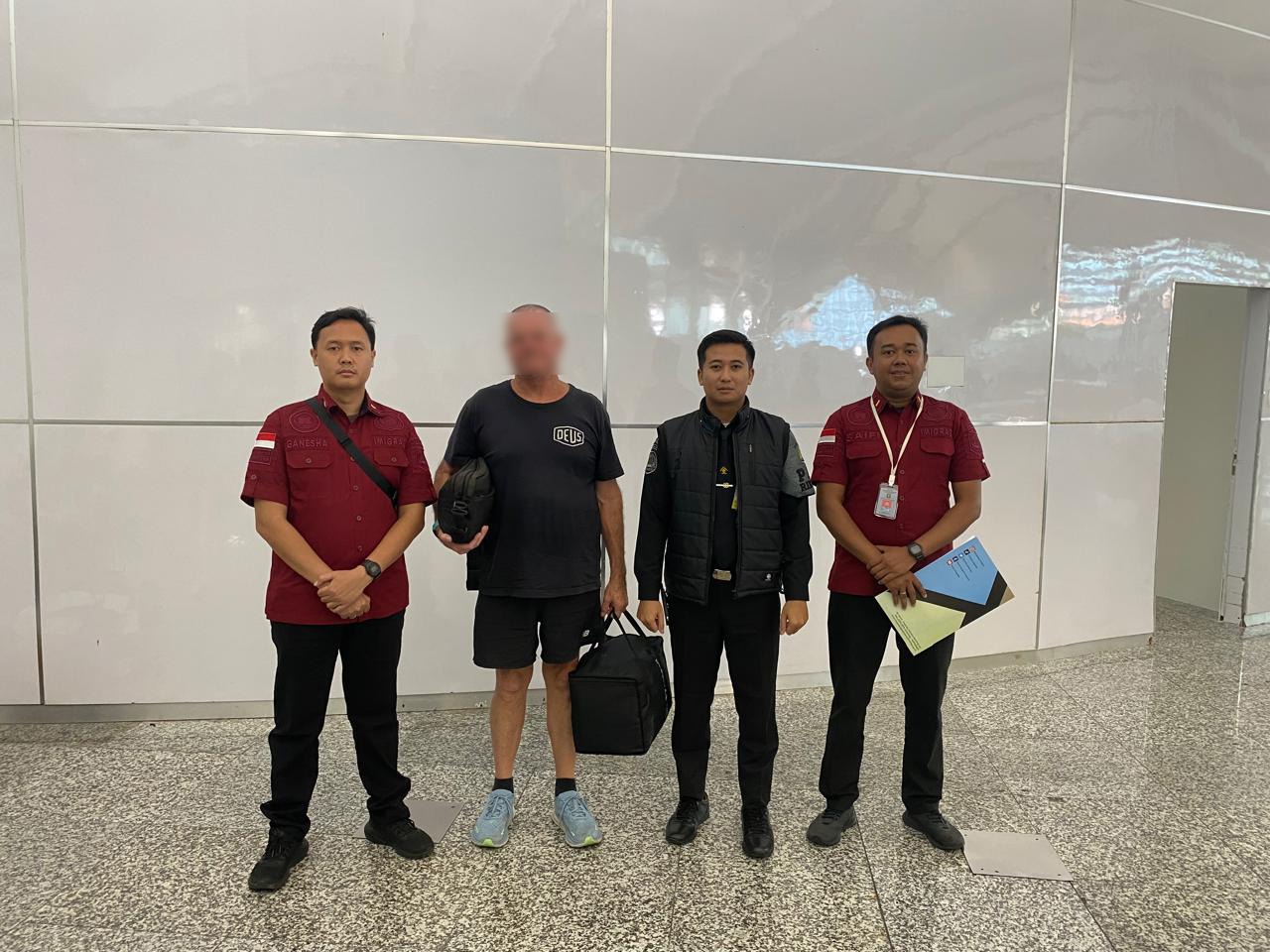 DIDEPORTASI: Bule Australia inisial PVB (dua dari kiri) dipulangkan paksa ke negara asalnya. (istimewa)