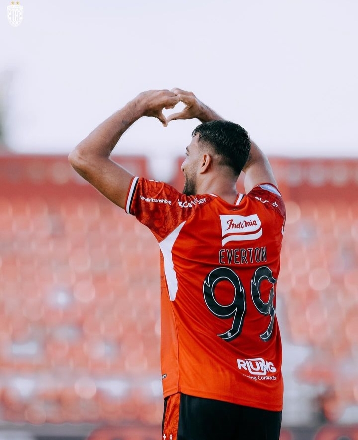 Selebrasi Everton Nascimento usai mencetak gol ke gawang Barito Putera di babak pertama pekan ke-7 Liga 1 musim 2024/2025.