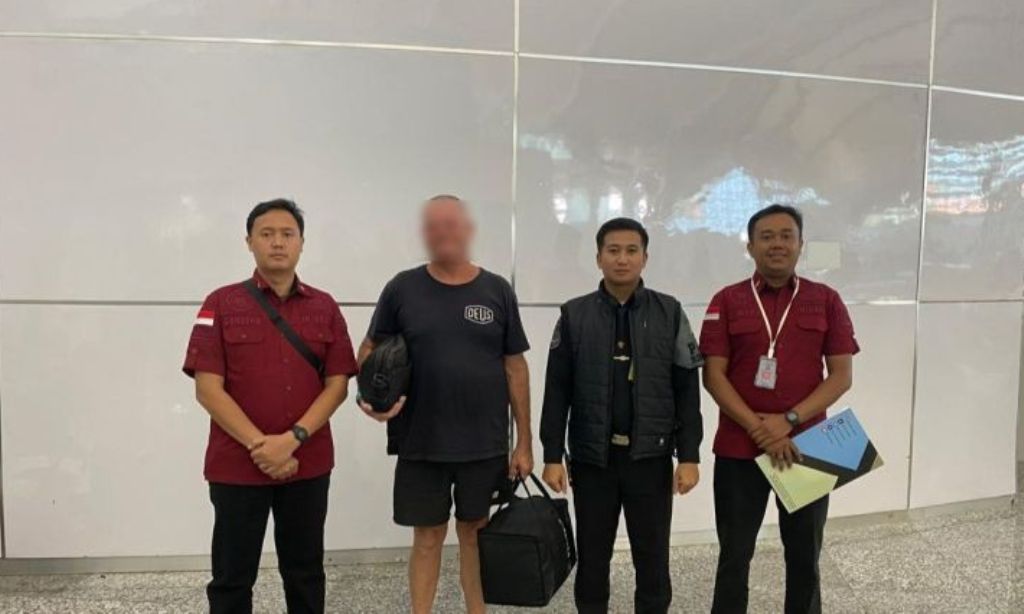Imigrasi Singaraja Bali mendeportasi WNA Australia (kedua kiri) karena menyalahgunakan izin tinggal melalui Bandara Internasional I Gusti Ngurah Rai, Bali, Jumat (27/9/2024). ANTARA/HO-Kanwil Kemenkum