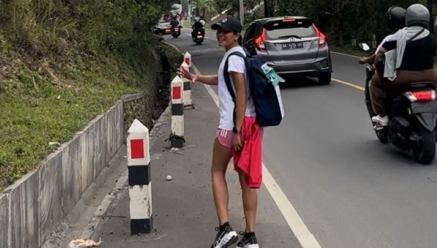 Ni Ketut Cita naur sesangi berjalan kaki dari Bedugul ke Singaraja.