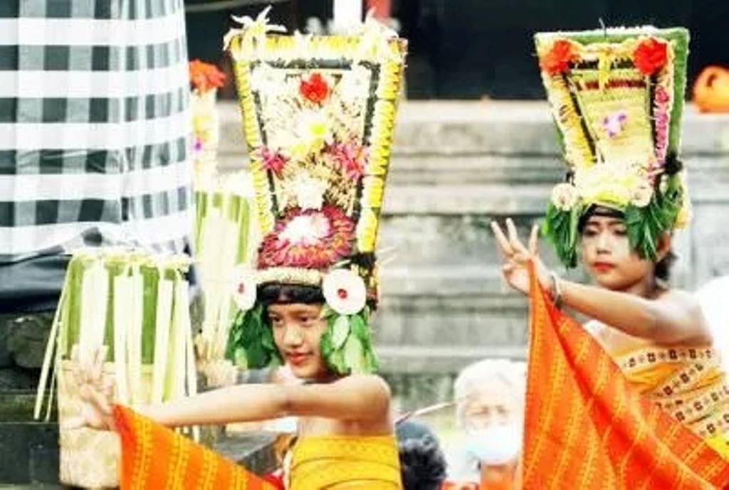 REJANG KUNING: Bali memiliki berbagai jenis tari rejang, salah satunya adalah Rejang Kuning di Desa Adat Dukuh Penaban, yang dipentaskan serangkaian hari raya Kuningan.
