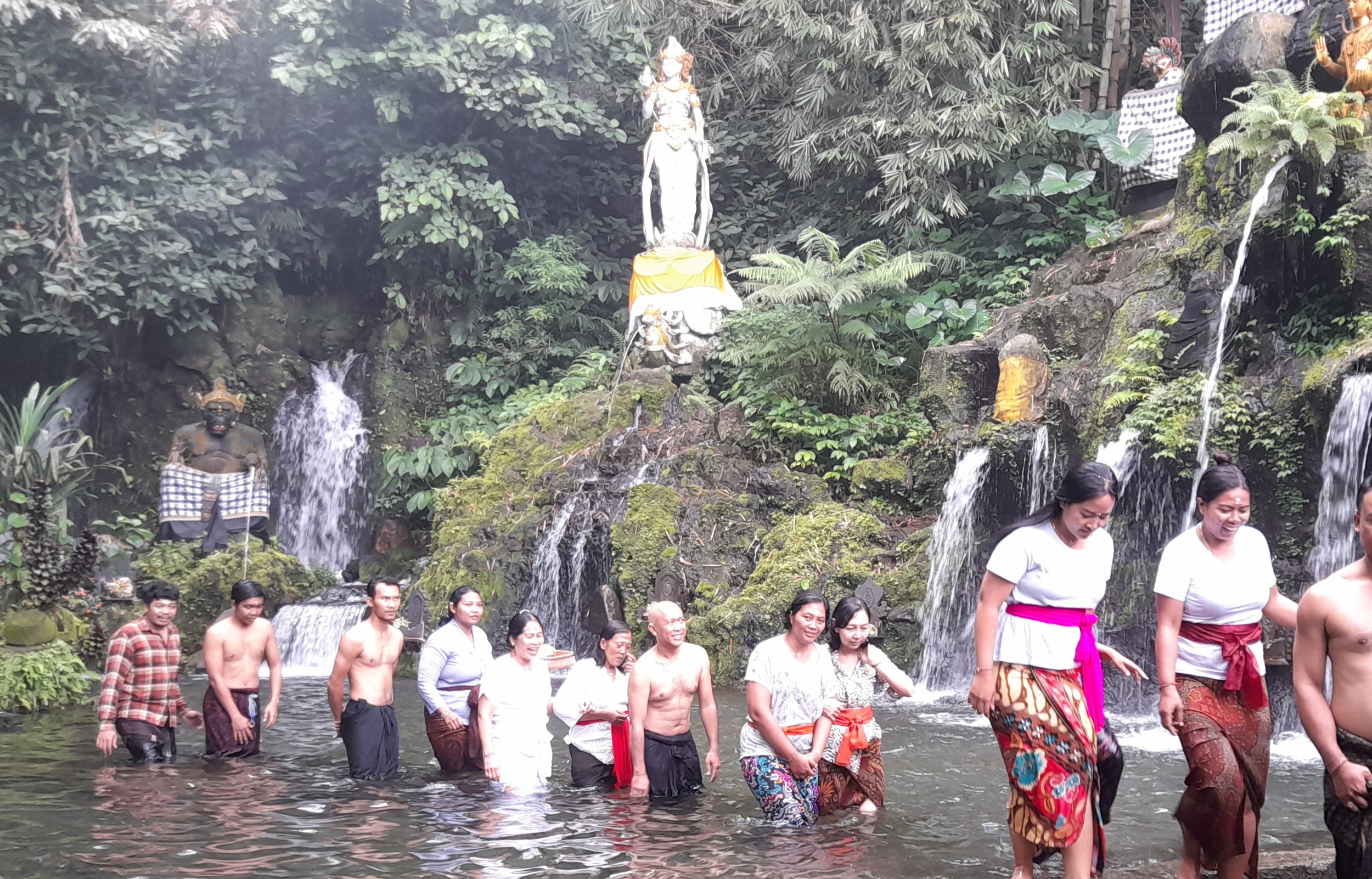 MELUKAT : Prosesi melukat yang dilaksanakan oleh umat Hindu.