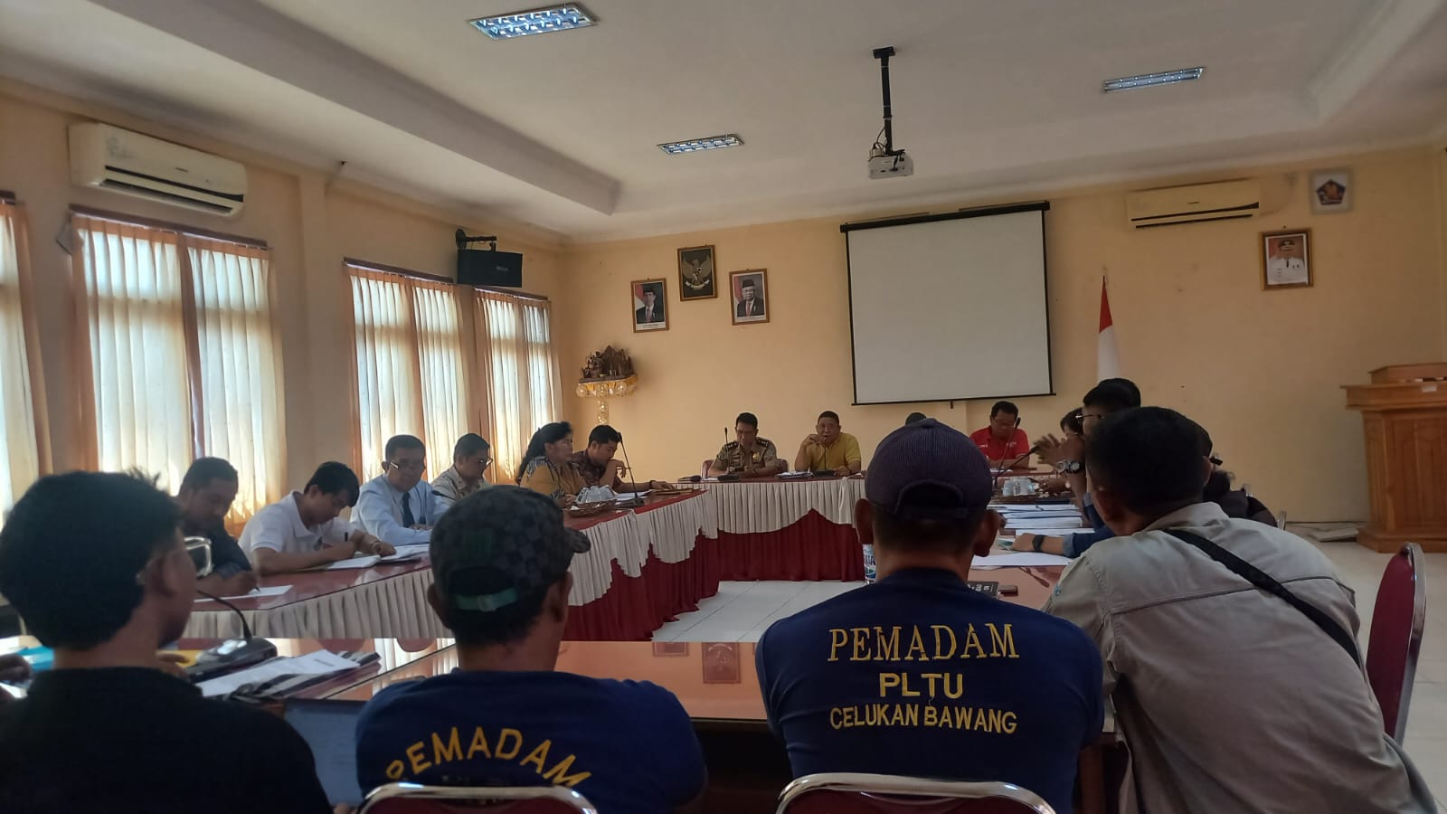 Karyawan dari PT Victory Utama Karya yang bekerja sebagai sub kontraktor di PLTU Celukan Bawang mendatangi kantor Dinas Tenaga Kerja (Disnaker) Buleleng pada Jumat (27/9).