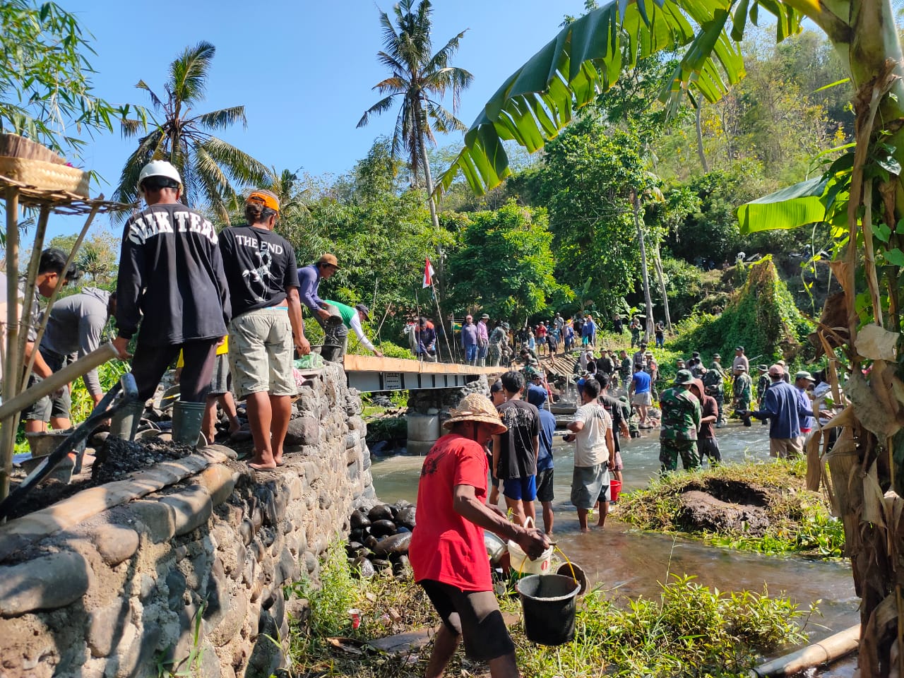 Masyarakat bersama TNI/Polri membangun jembatan agar para siswa dapat mengakses sekolah yang ada di seberang sungai.