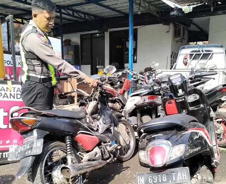 BARANG BUKTI: Dua motor yang terlibat kecelakaan. Dalam insiden itu, pengendara Honda Supra Fit akhirnya meninggal dunia, setelah sempat menjalani perawatan di rumah sakit.