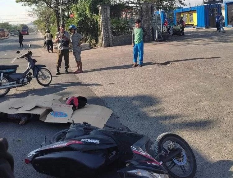 NAHAS : Korban Febri Santiko, 19, tergeletak ditutupi kardus diduga usai menjadi korban tabrak lari di Jalan Tambak Osowilangun, Surabaya Sabtu (28/9). (IST)