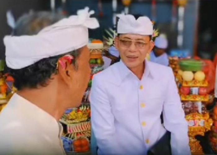 I Made Satria bersama masyarakat dalam kegiatan sosial di Nusa Penida, mulai dari pembangunan pura hingga mencarikan lapangan pekerjaan.