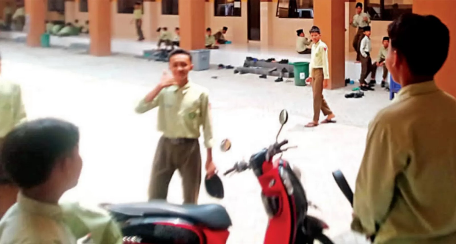 Para santri beraktivitas di halaman pondok pesantren yang diduga tempat peristiwa kasus ustad lempar kayu ke anak didiknya.
